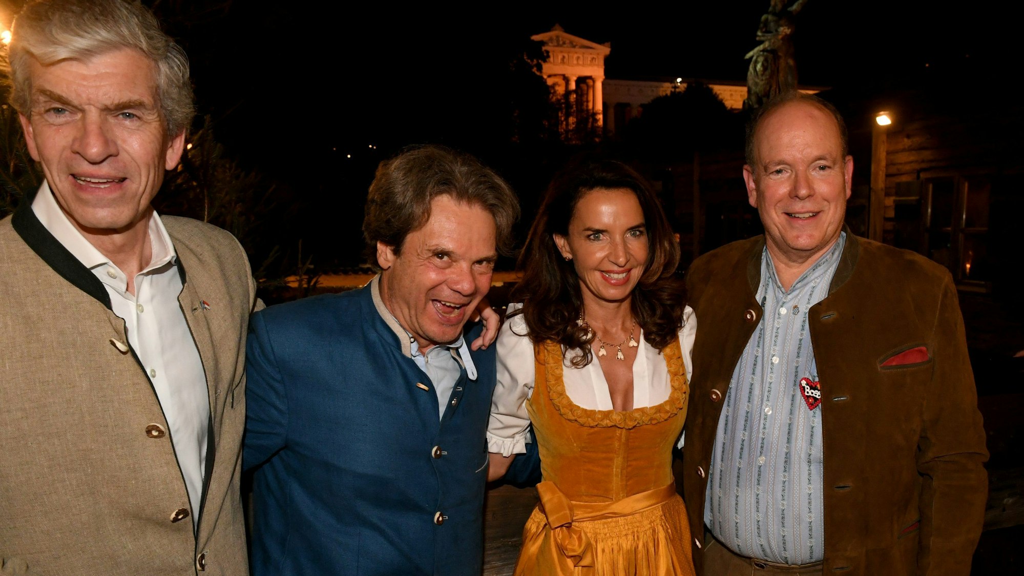 Royaler Besuch im Käferzelt: Fürst Albert II. von Monaco feiert mit dem Wirtsehepaar des Käferzelts Michael Käfer und Clarissa Käfer und Alexander Liegl.