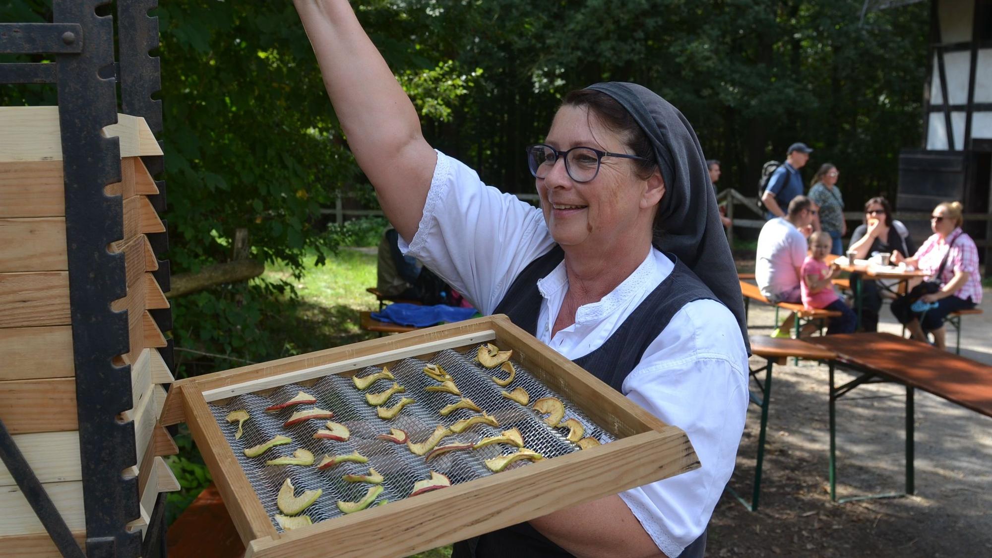 Museumsmitarbeiterin Petra Spürkel zeigt gedörrte Apfelscheiben.