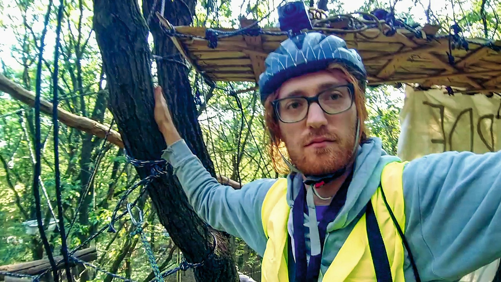 Das Foto zeigt Steffen Meyn an einem seiner Drehplätze im Hambacher Forst in bis zu 30 Metern Höhe.