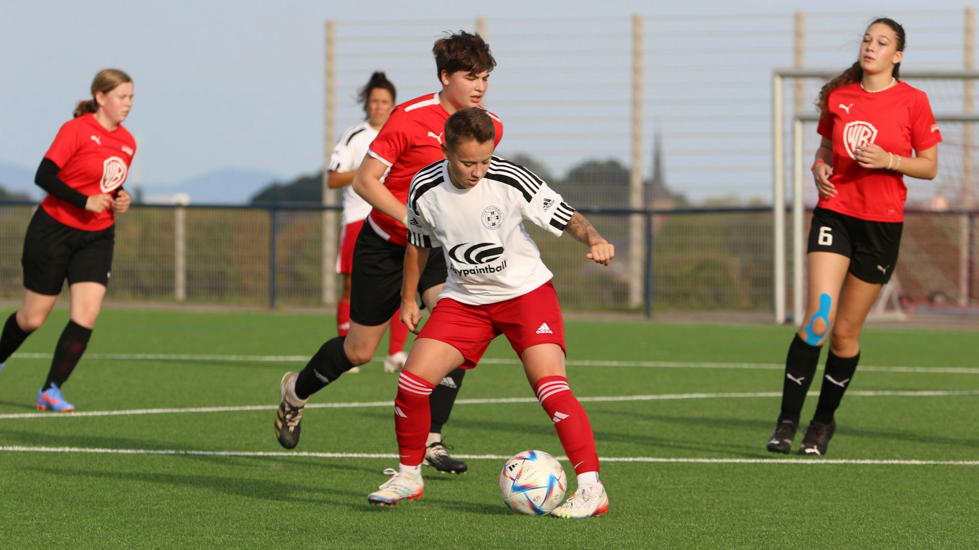 Celine Hilgers schirmt einen Ball vor einer Gegenspielerin ab.