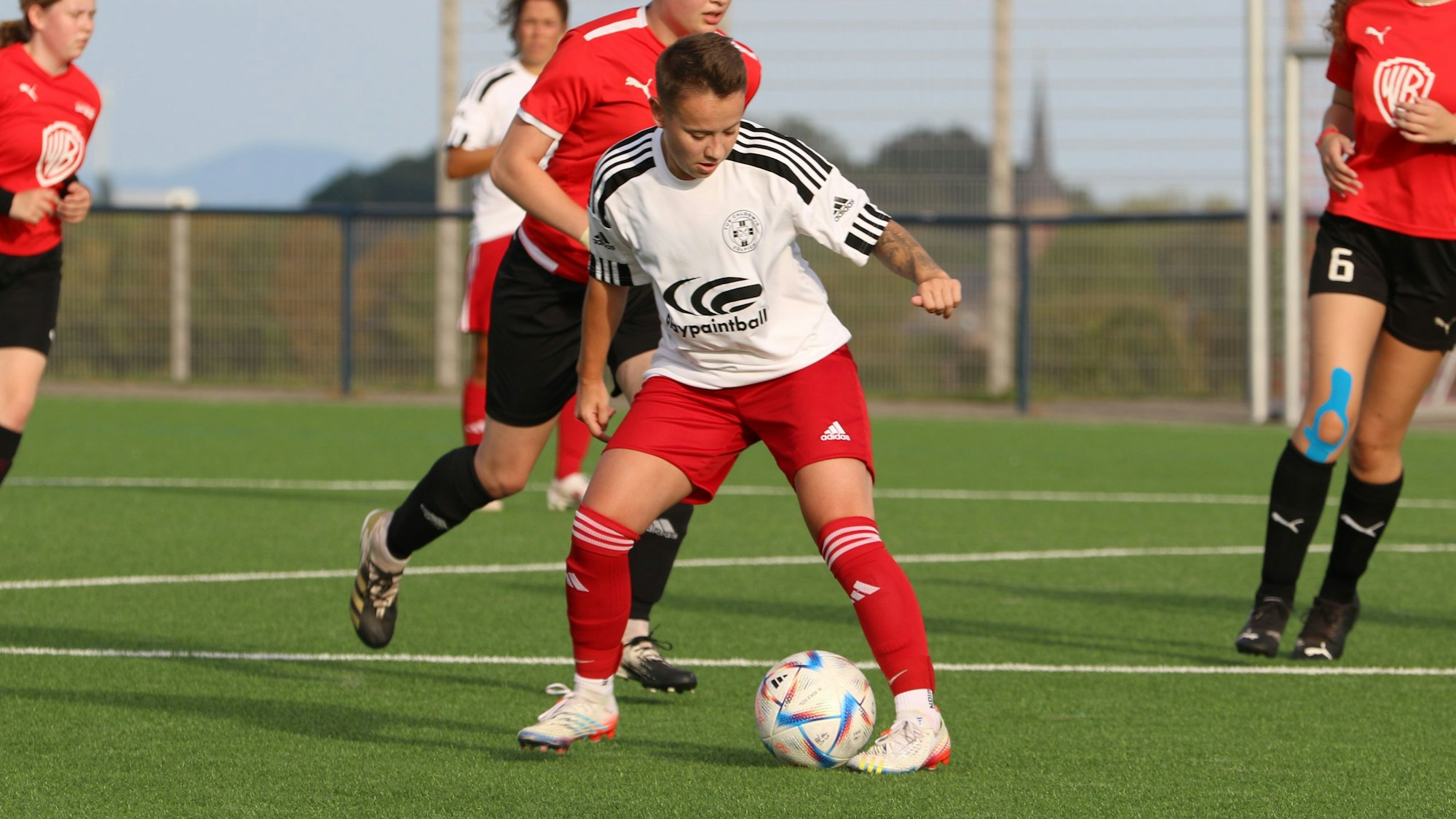 Celine Hilgers hat den Ball am Fuß, in ihrer Nähe drei Gegenspielerinnen.