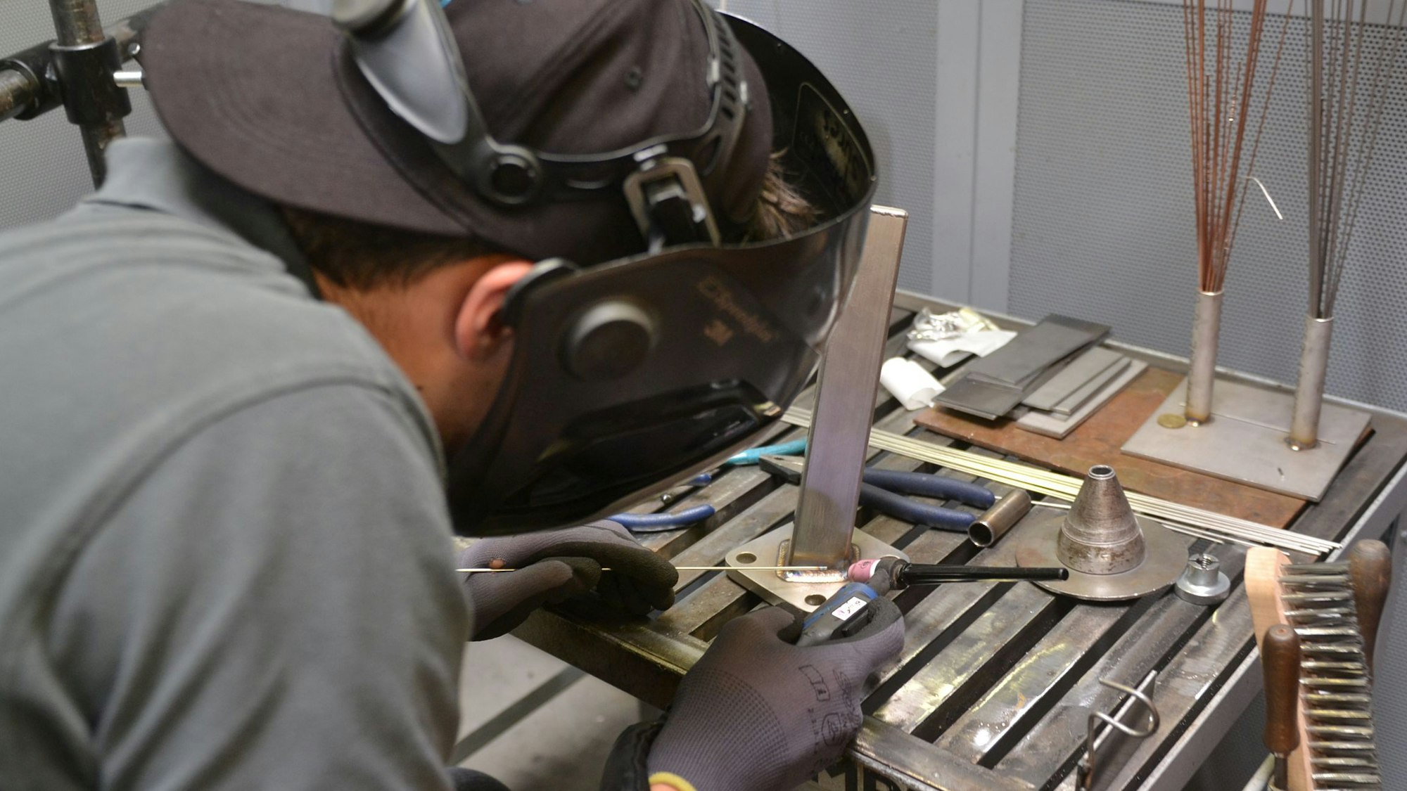 Ein Jugendlicher übt sich in einem Handwerksberuf.