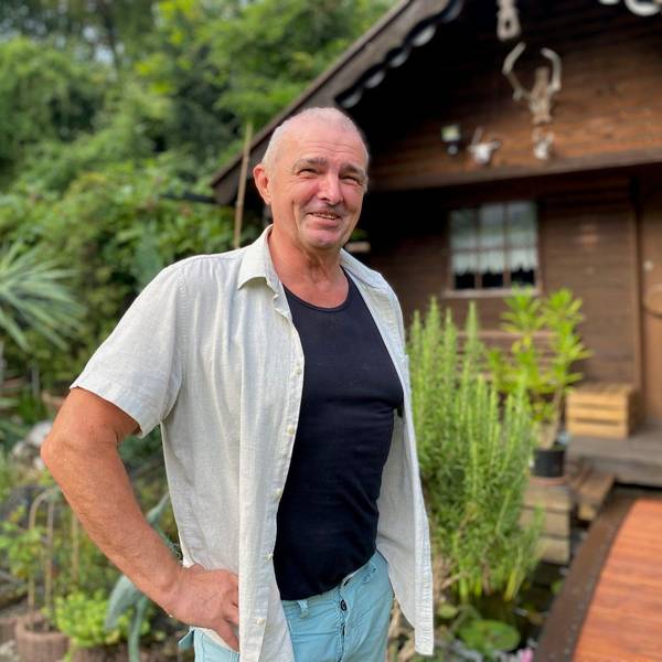 Zu sehen ist Jürgen Henning in seinem liebevoll gestalteten Garten.