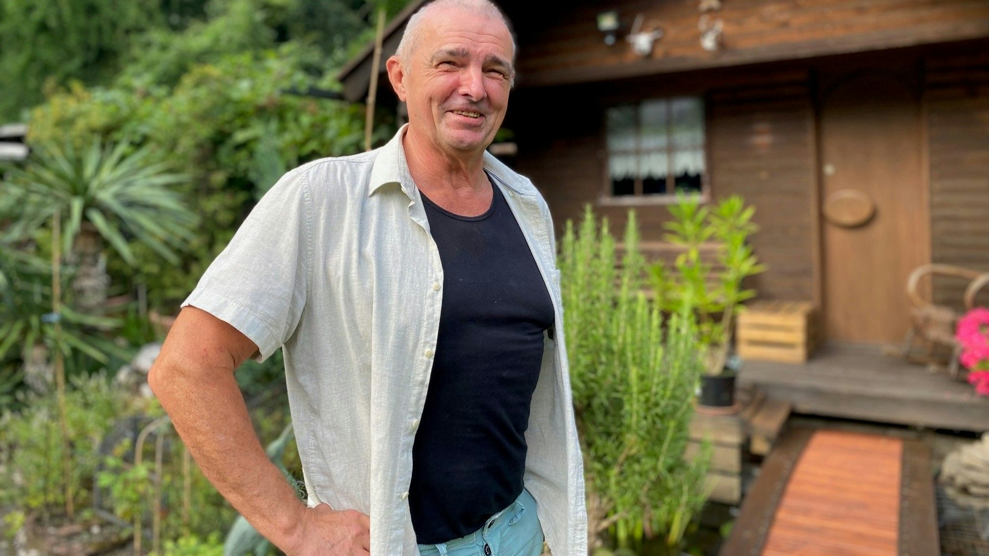 Zu sehen ist Jürgen Henning in seinem liebevoll gestalteten Garten.