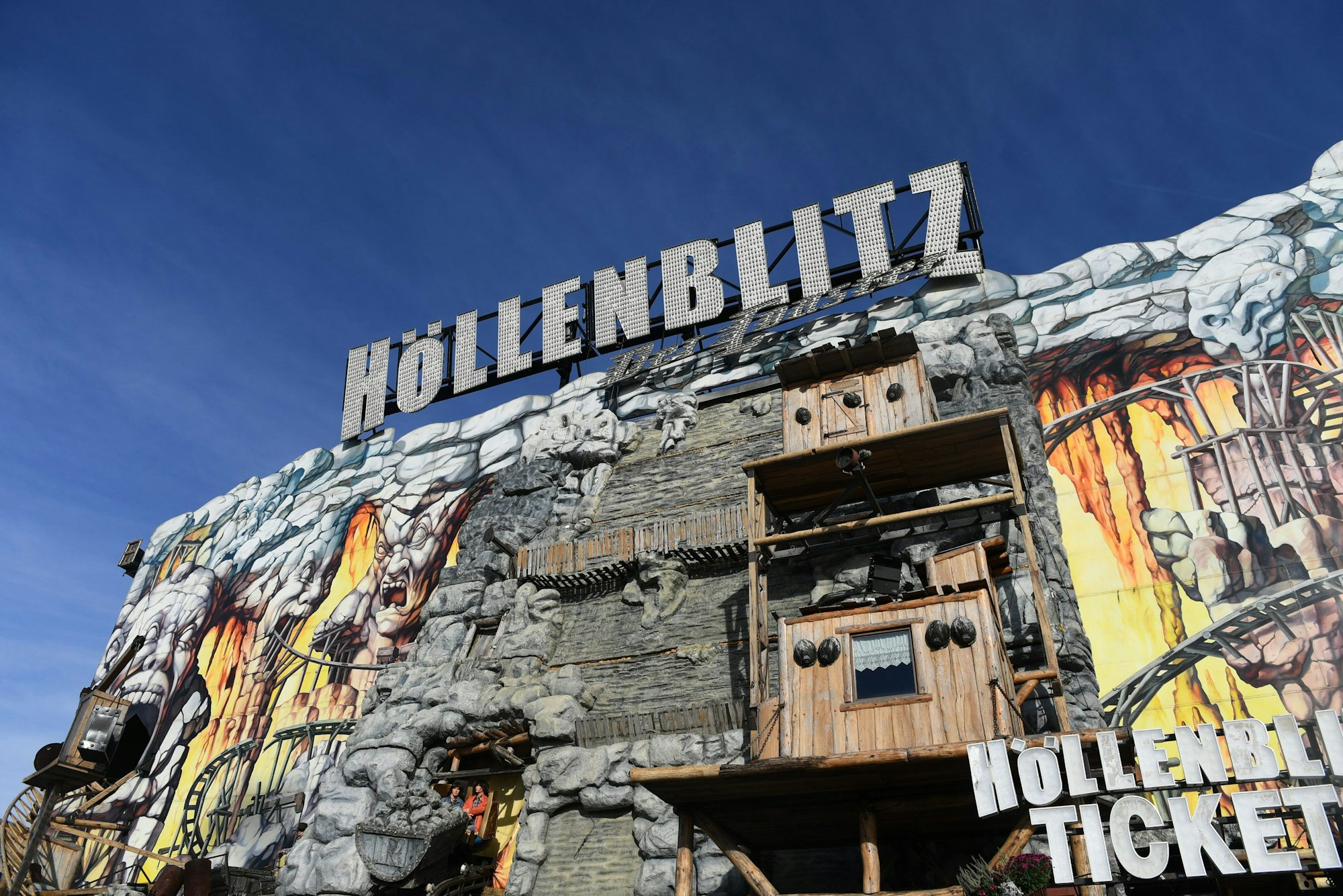 Ein Unfall auf dem Fahrgeschäft „Höllenblitz“ überschattete den Wiesn-Auftakt.