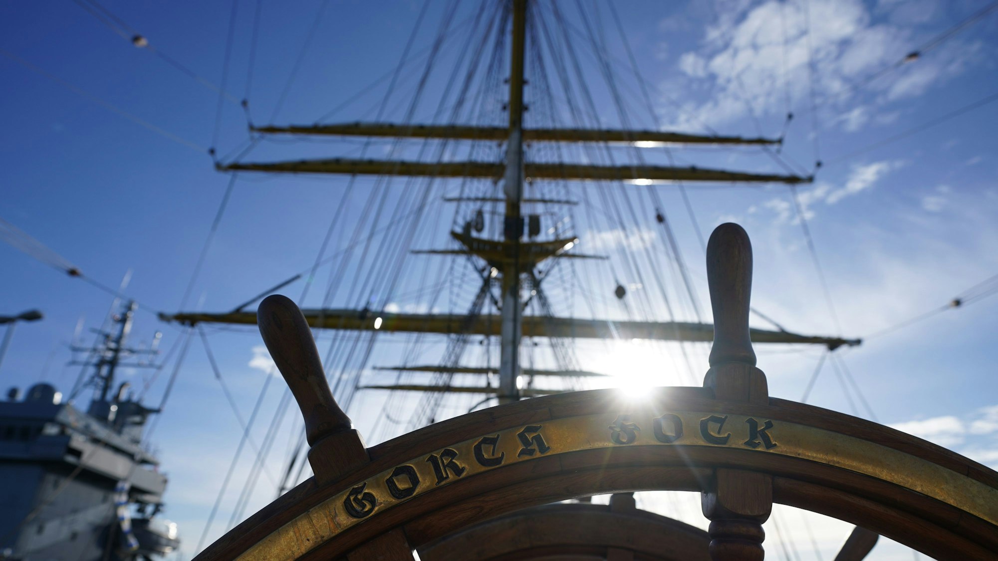 Das Segelschulschiff „Gorch Fock“ liegt am Kai im Marinehafen Kiel.