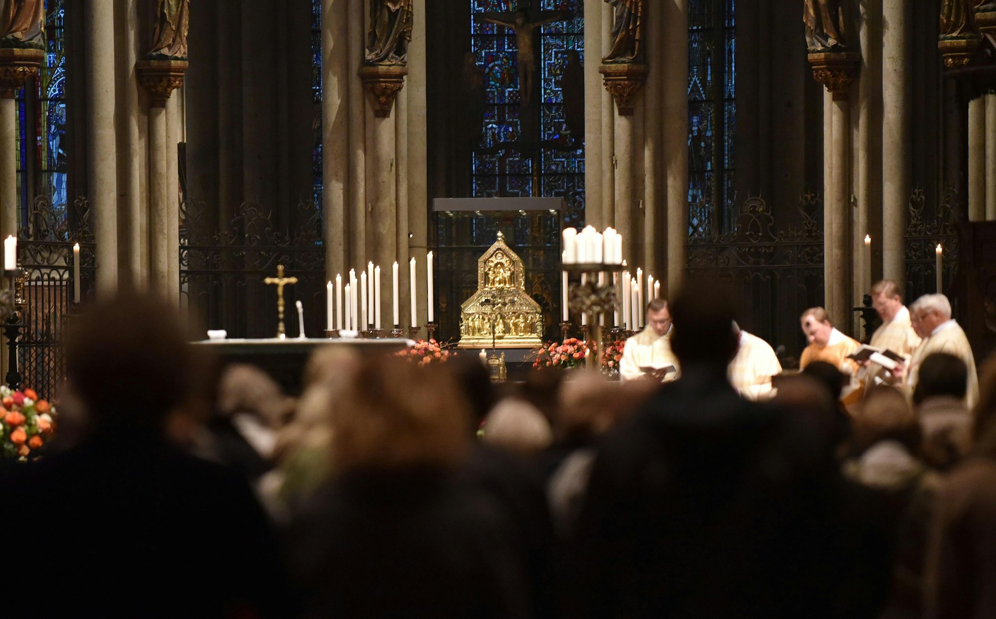 Der Schrein der Heiligen Drei Könige steht neben dem Altar.