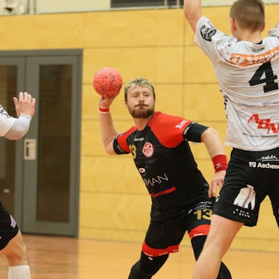 Das Bild zeigt René Lönenbach, wie er zum Wurf ansetzt.