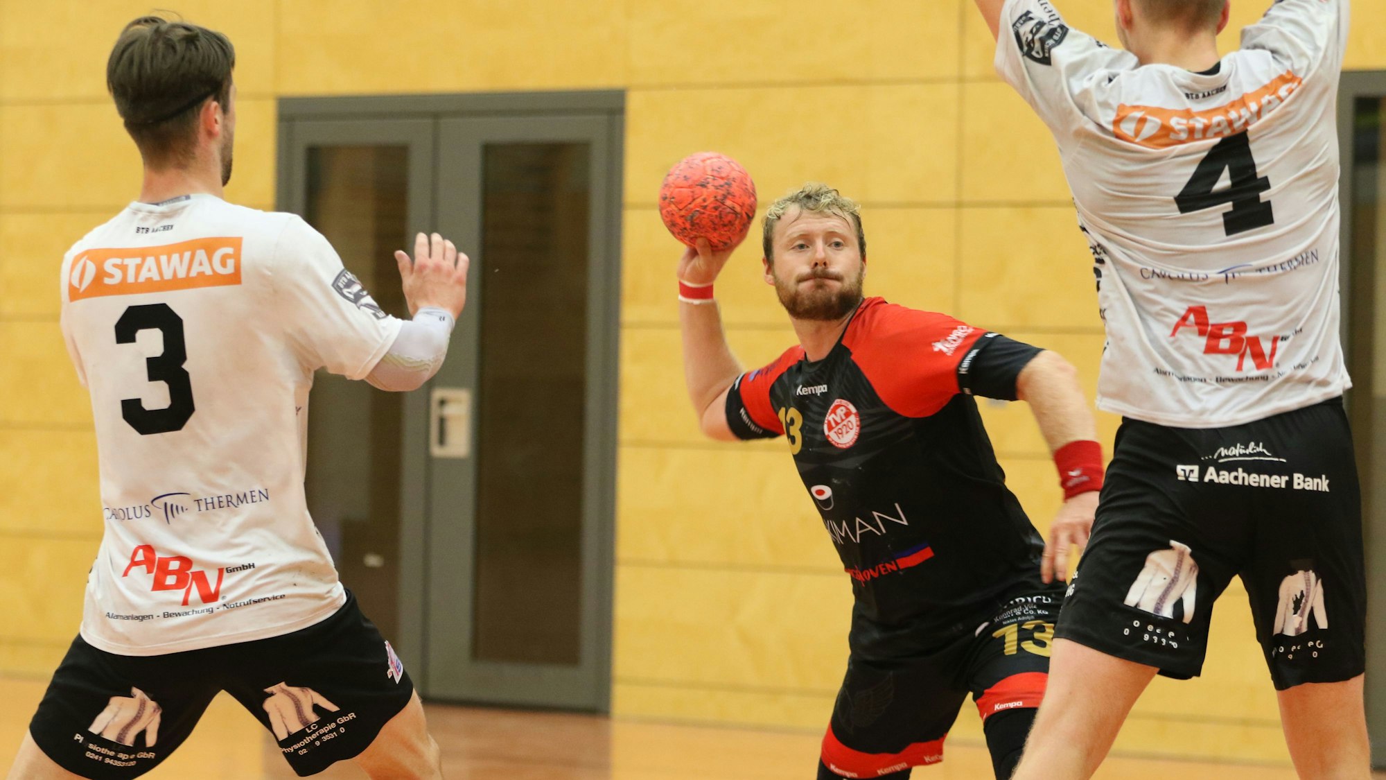 Das Bild zeigt René Lönenbach, wie er zum Wurf ansetzt.