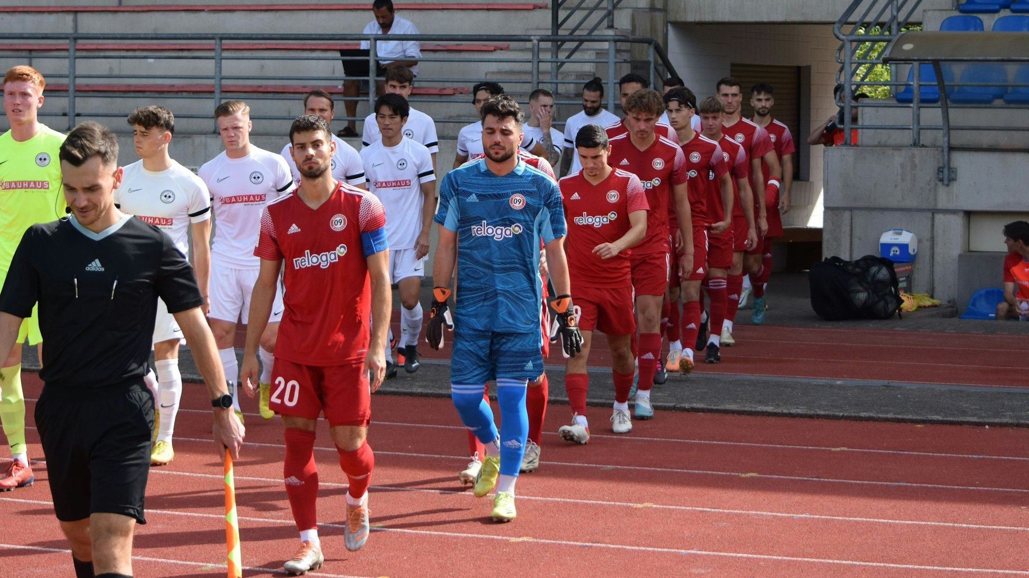 Die Teams laufen ein.