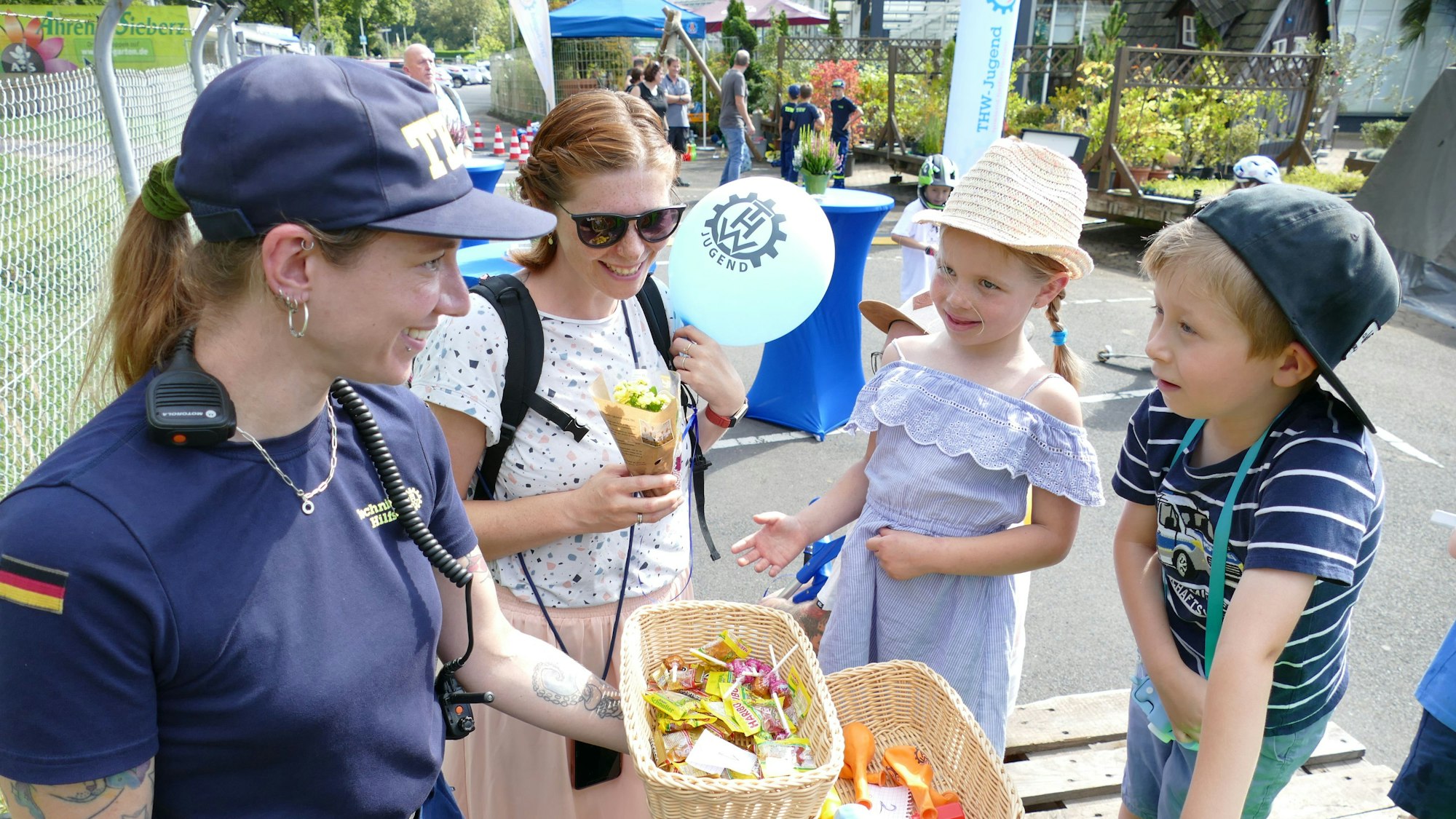 Kinder holen sich eine Belohnung ab.