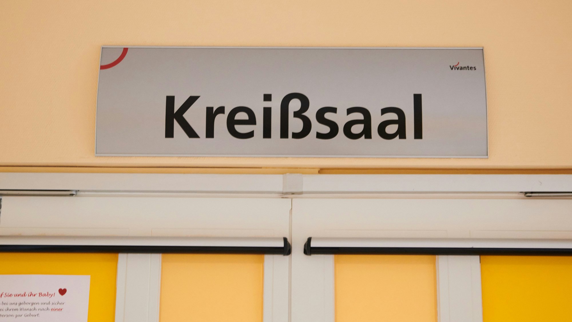 „Kreißsaal“ steht auf einem Schild über einer Tür im Vivantes Auguste-Viktoria-Klinikum. (Symbolbild)