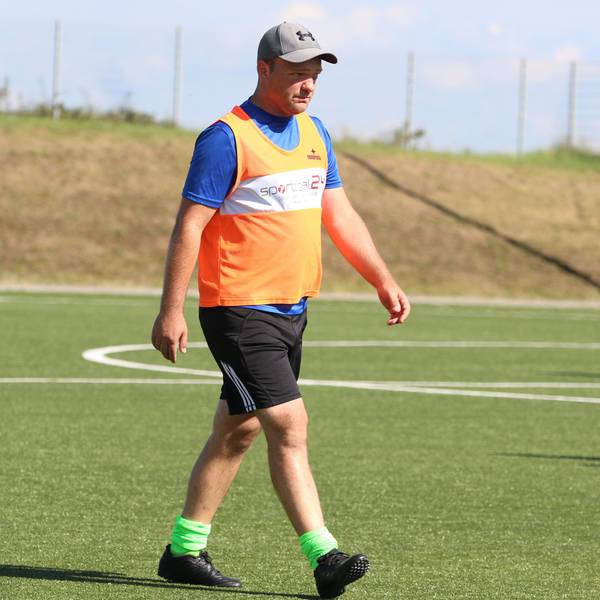 Das Bild zeigt den Unparteiischen, der ein Leibchen anhatte, damit man ihn von den Spielern unterscheiden kann.