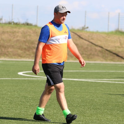 Das Bild zeigt den Unparteiischen, der ein Leibchen anhatte, damit man ihn von den Spielern unterscheiden kann.