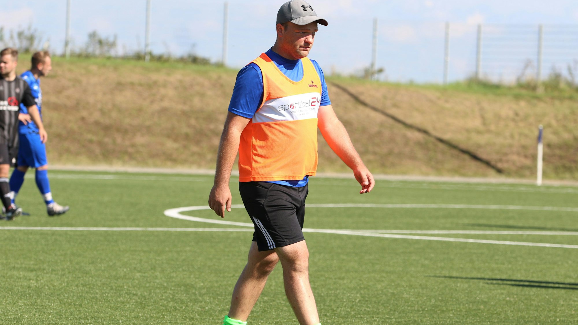 Das Bild zeigt den Unparteiischen, der ein Leibchen anhatte, damit man ihn von den Spielern unterscheiden kann.