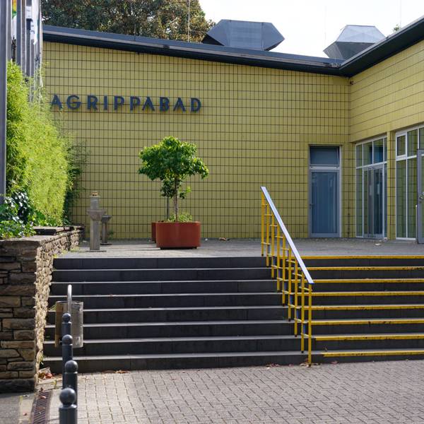 Der Eingang zum Gebäude des Agrippabades