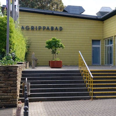 Der Eingang zum Gebäude des Agrippabades