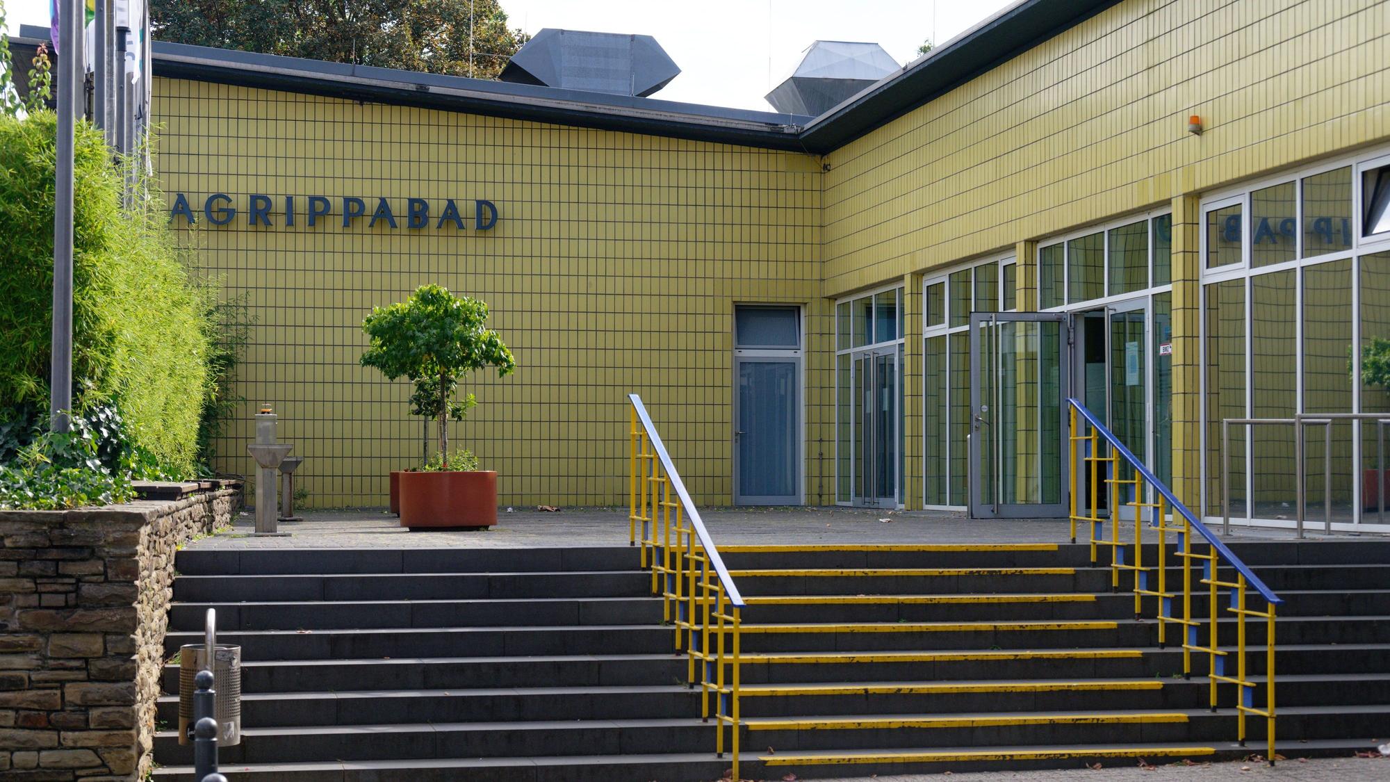 Der Eingang zum Gebäude des Agrippabades