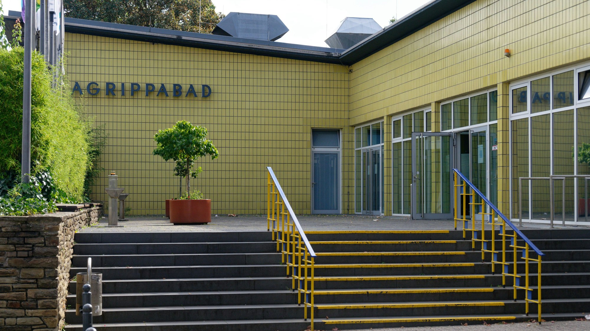 Der Eingang zum Gebäude des Agrippabades