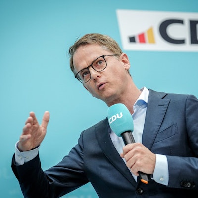 Carsten Linnemann stellt das neue CDU-Logo im Konrad-Adenauer-Haus vor.