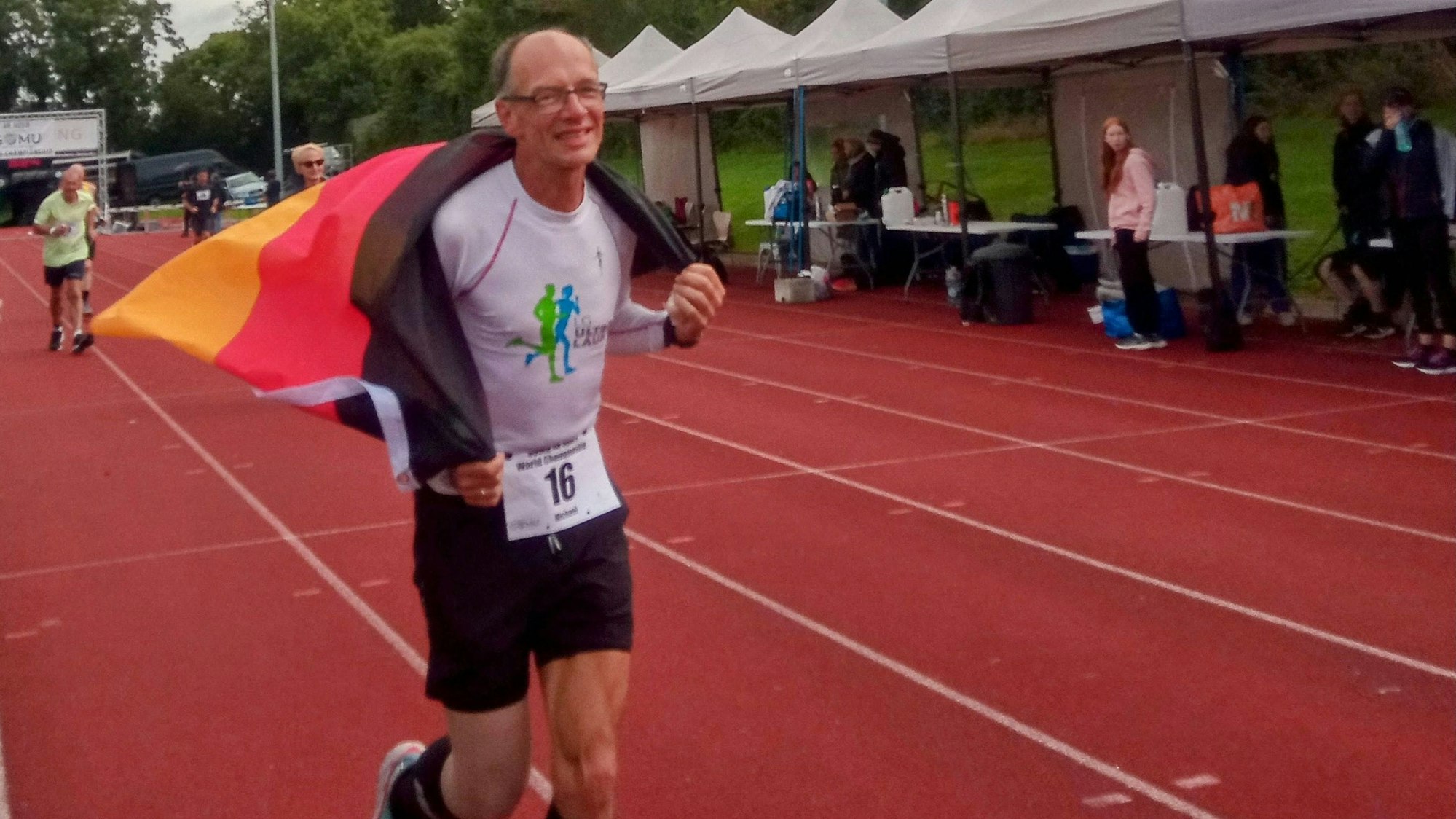 Ein Mann läuft über die Ziellinie.