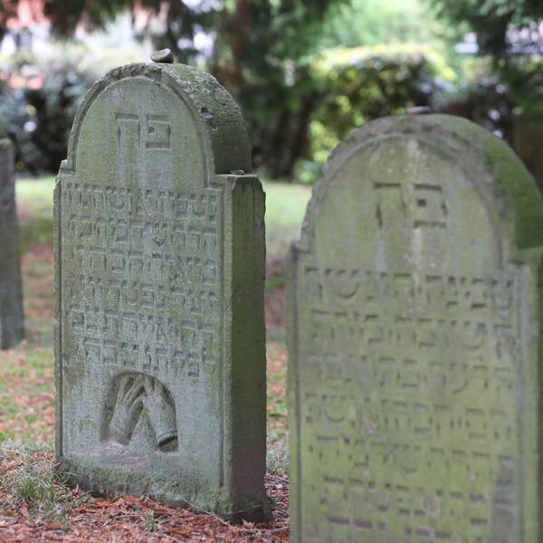 Drei Grabsteine auf dem jüdischen Friedhof in Bad Honnef-Selhof.