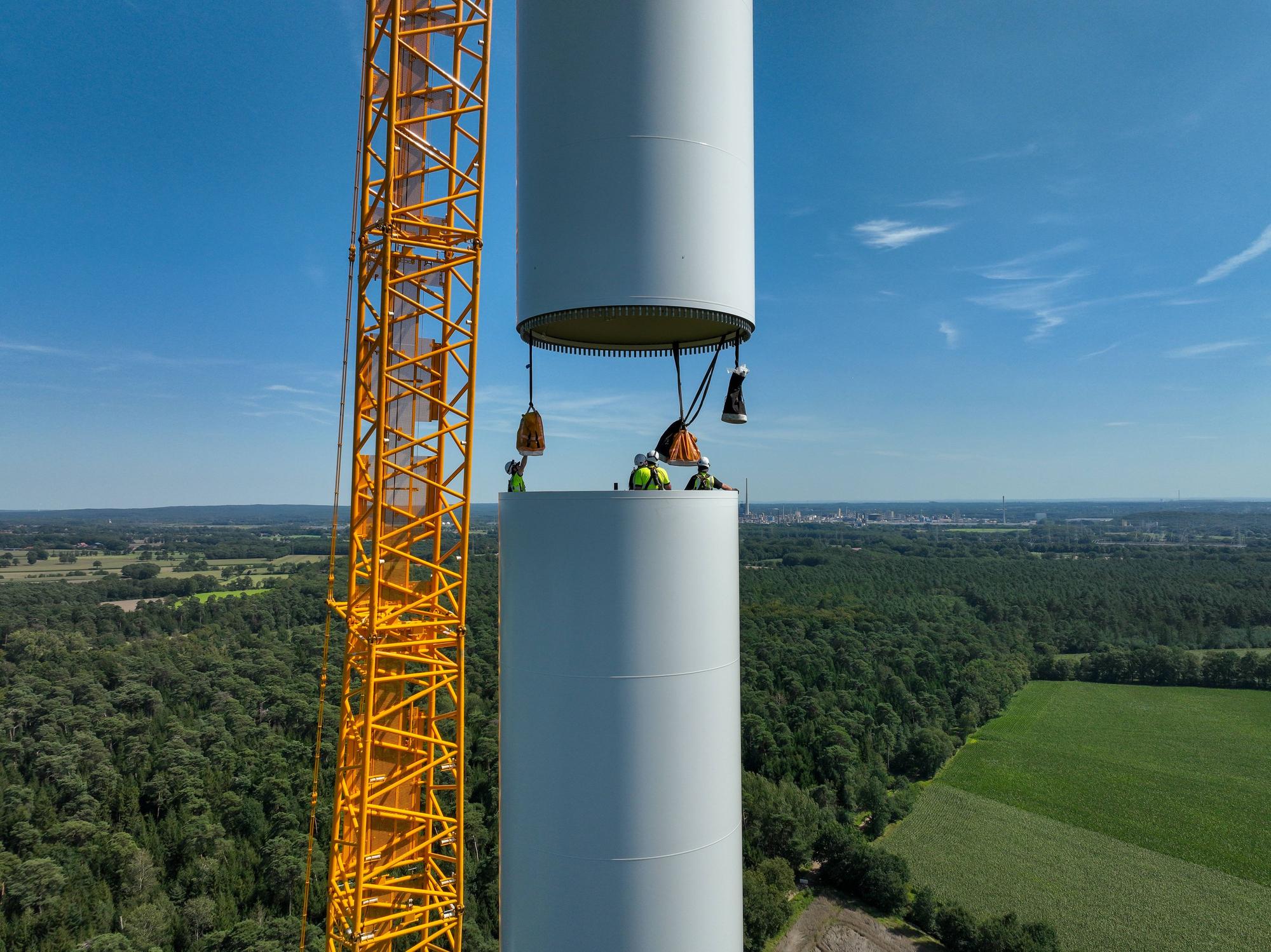 Bau einer Windenergieanlage im Windpark Große Heide. Bauarbeiter montieren ein Element der neuen Anlage.