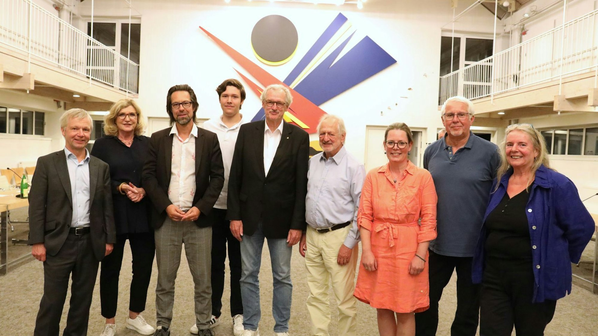 Neun Männer und Frauen haben sich im Ratssaal der Stadt Bad Honnef zum Gruppenbild postiert.