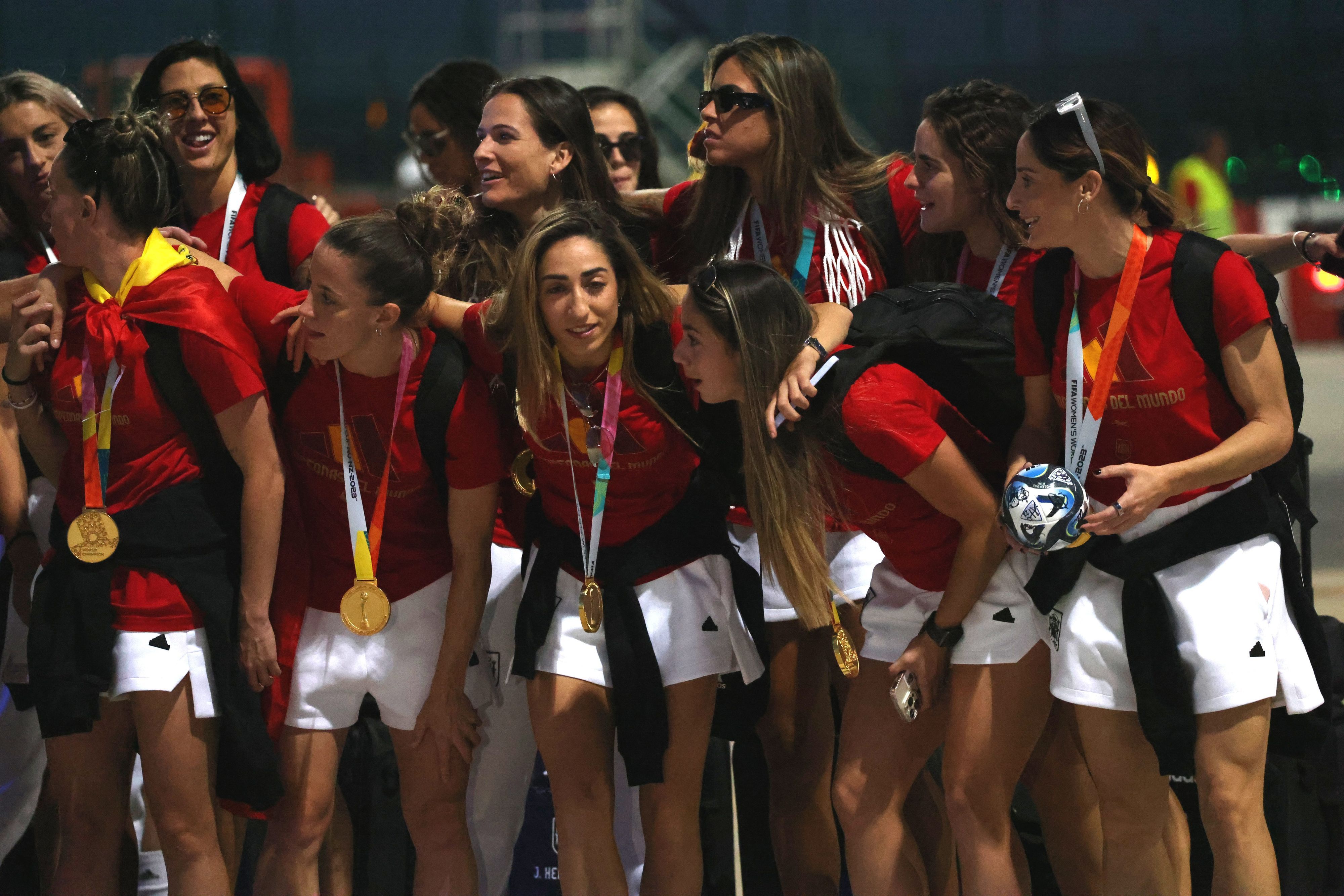 Fußballspielerin Olga Carmona (M.) mit ihren Mannschaftskameraden bei ihrer Ankunft am Flughafen in Madrid. Spanien hatte am Sonntag in Sydney England besiegt und damit das Finale der Frauenfußball-Weltmeisterschaft gewonnen.