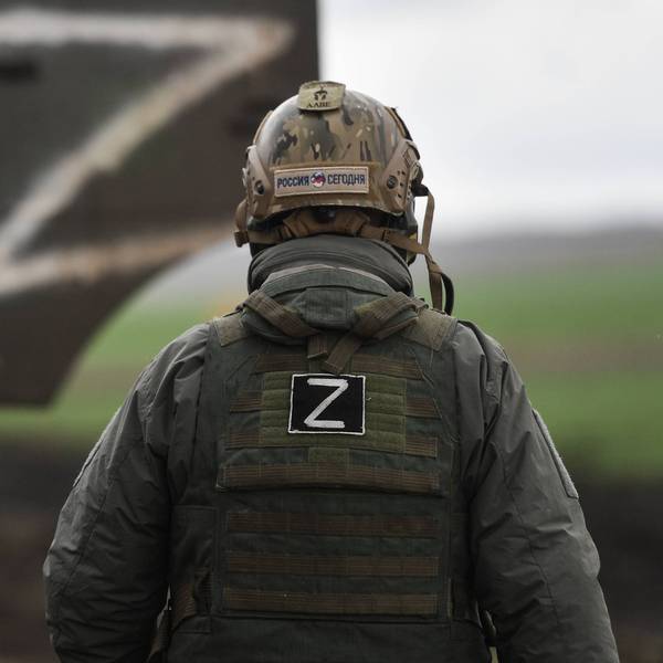 Das Bild einer russischen Nachrichtenagentur zeigt einen russischen Soldaten mit dem „Z“ auf dem Rücken. Das Symbol steht in Russland für den Angriffskrieg gegen die Ukraine. (Symbolbild)