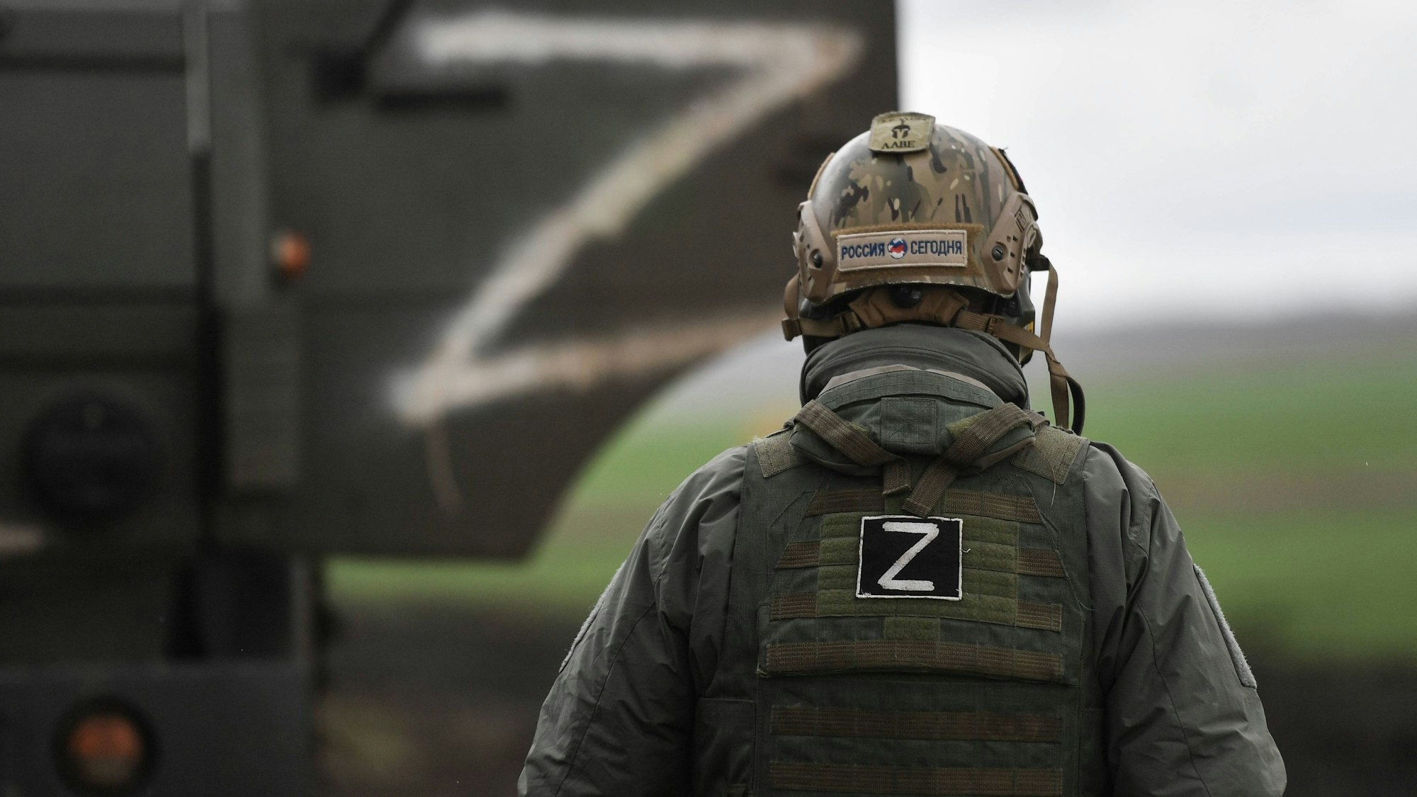 Das Bild einer russischen Nachrichtenagentur zeigt einen russischen Soldaten mit dem „Z“ auf dem Rücken. Das Symbol steht in Russland für den Angriffskrieg gegen die Ukraine. (Symbolbild)