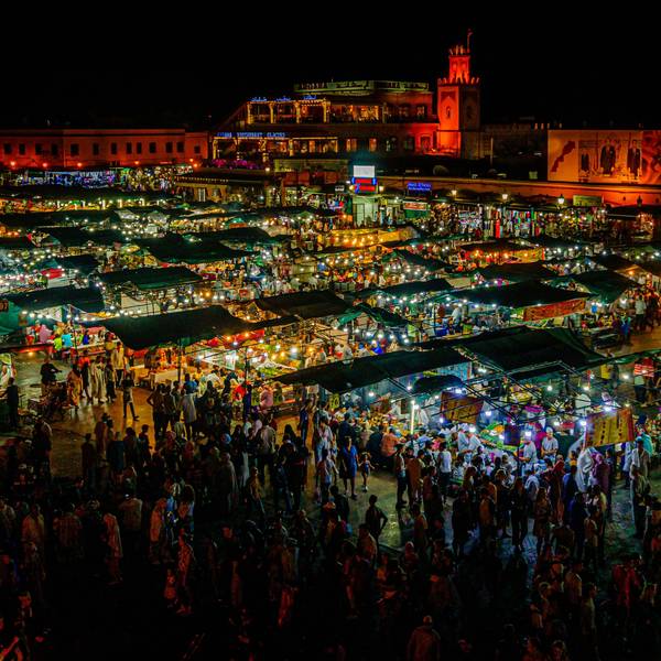 Das Bild zeigt den Markt und sein Treiben in der Nacht.