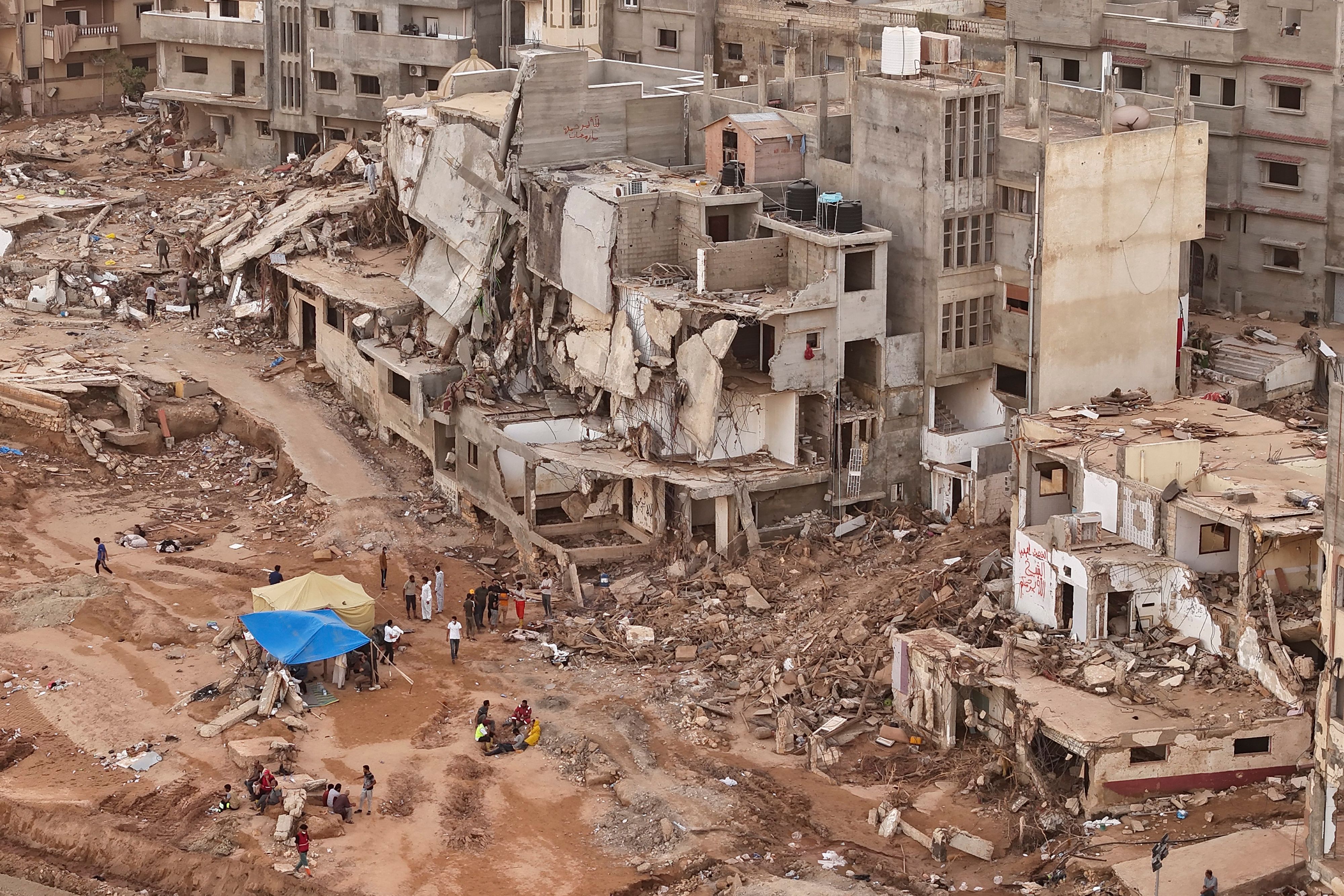 Libyen, Darna: Retter und Angehörige von Opfern errichten Zelte vor eingestürzten Gebäuden.
