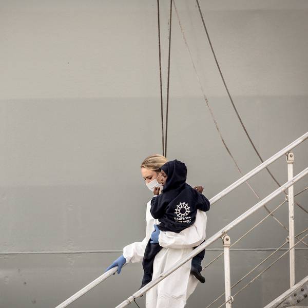 Ein Kleinkind wird im Hafen von Salerno (Italien) von einer Rettungskraft vom Schiff getragen. (Symbolbild)