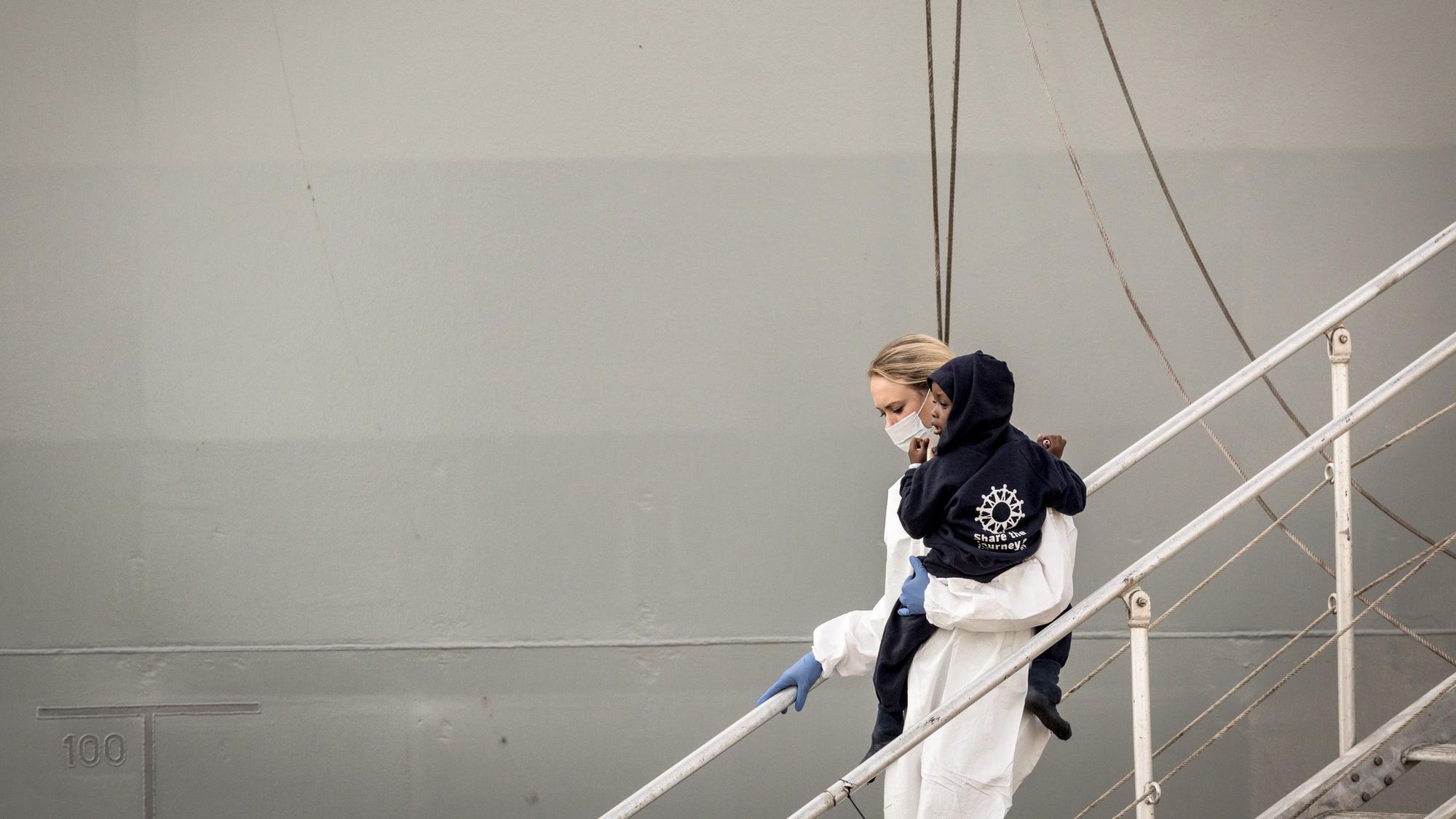 Ein Kleinkind wird im Hafen von Salerno (Italien) von einer Rettungskraft vom Schiff getragen. (Symbolbild)