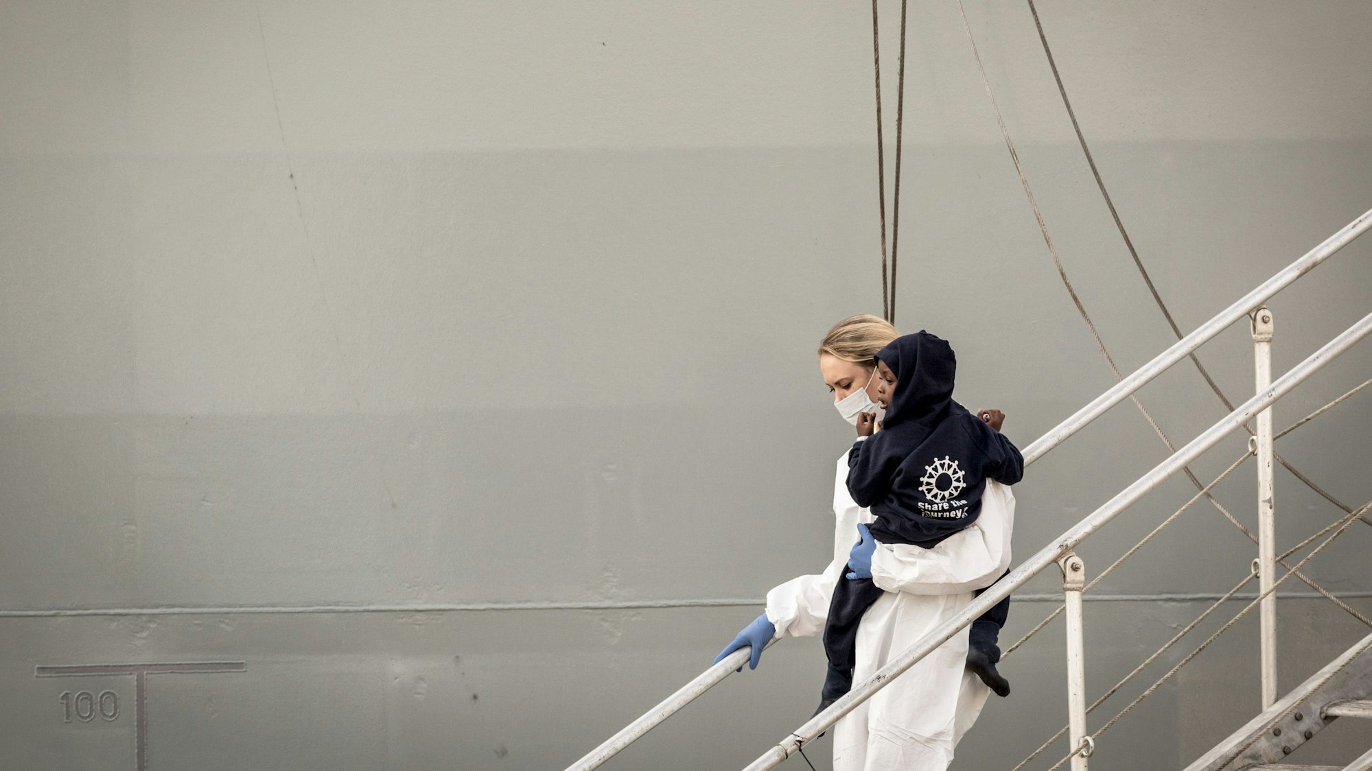 Ein Kleinkind wird im Hafen von Salerno (Italien) von einer Rettungskraft vom Schiff getragen. (Symbolbild)
