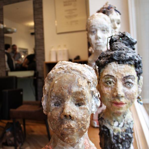 Kunst erobert in Sülz und Klettenberg wieder die Geschätfsläden – so wie hier die Wachsfiguren in „Die Haarschneider“.