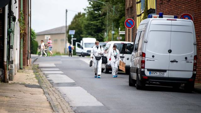 Das Bild zeigt zwei Beamte der Bonner Mordkommission am Tatort in Füssenich.