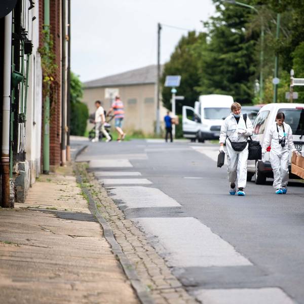 Das Bild zeigt zwei Beamte der Bonner Mordkommission am Tatort in Füssenich.