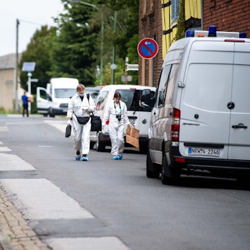 In Füssenich ist ein älteres Ehepaar überfallen worden. Ermittler verlassen den Tatort.