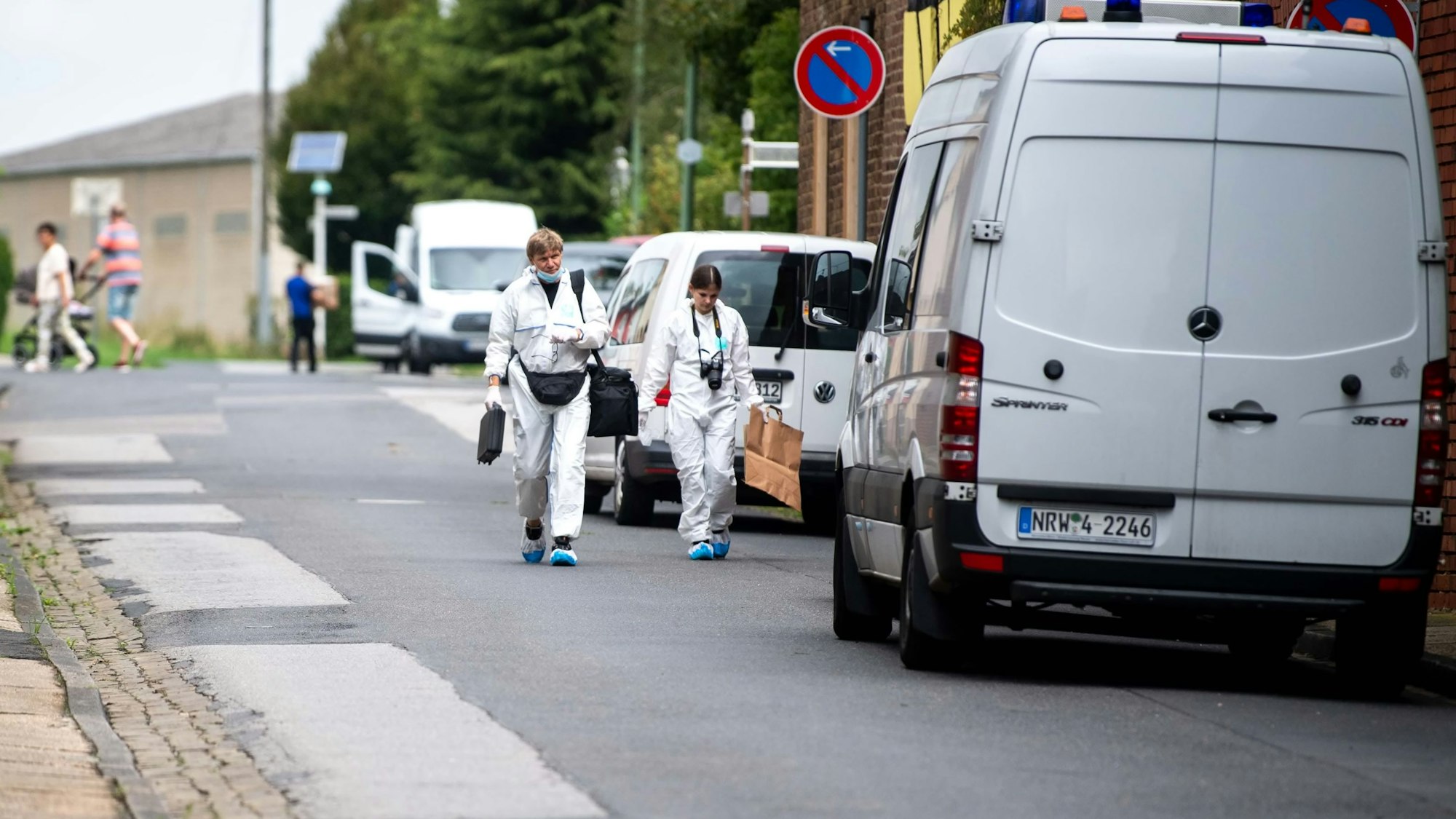 Das Bild zeigt zwei Beamte der Bonner Mordkommission am Tatort in Füssenich.