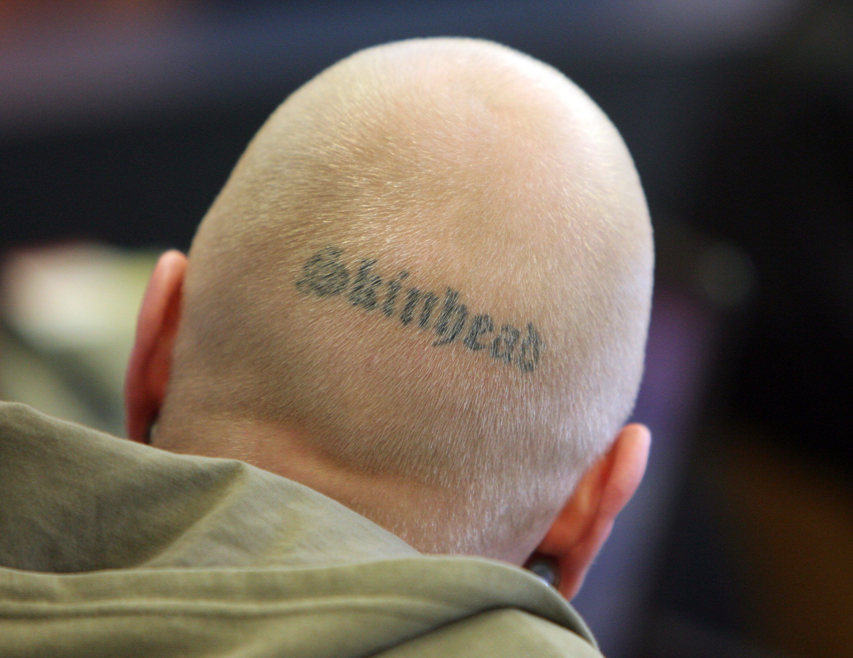 ARCHIV - 10.04.2008, Sachsen, Dresden: Einer von fünf Angeklagten der inzwischen verbotenen Kameradschaft «Sturm 34» sitzt zu Prozessbeginn vor der Staatsschutzkammer des Landgerichtes Dresden. Bundesinnenministerin Faeser hat den rechtsextremistischen Verein «Hammerskins Deutschland» sowie seine regionalen Ableger und die Teilorganisation «Crew 38» verboten. (zu dpa: «Faeser verbietet Neonazi-Gruppe «Hammerskins Deutschland» - Razzien») Foto: Matthias Hiekel/dpa-pool/dpa +++ dpa-Bildfunk +++