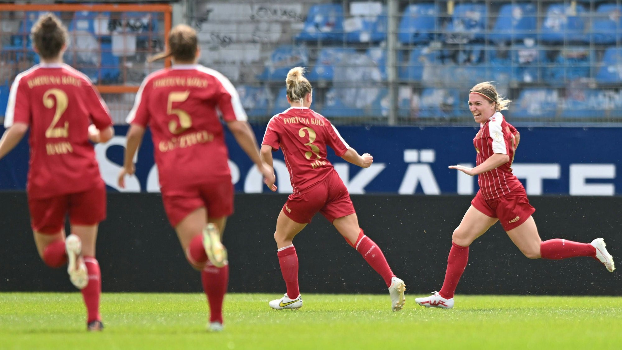 Svenja Stein vom SC Fortuna Köln jubelt nach einem Tor gegen VfL Bochum im DFB-Pokal.