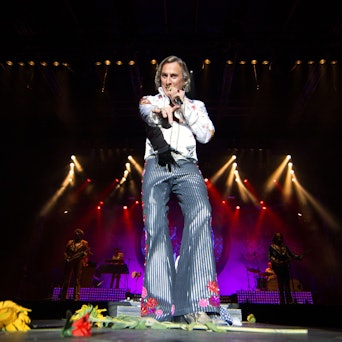 Dieter Thomas Kuhn singt auf einer Bühne.