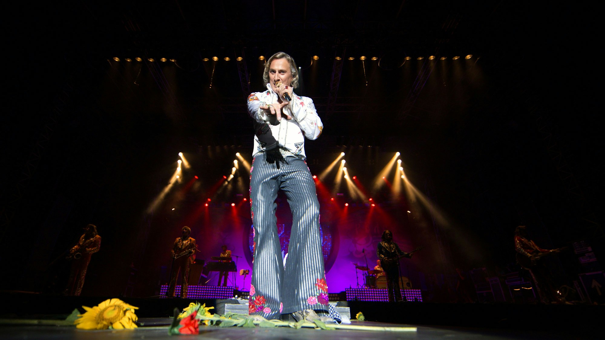 Dieter Thomas Kuhn singt auf einer Bühne.