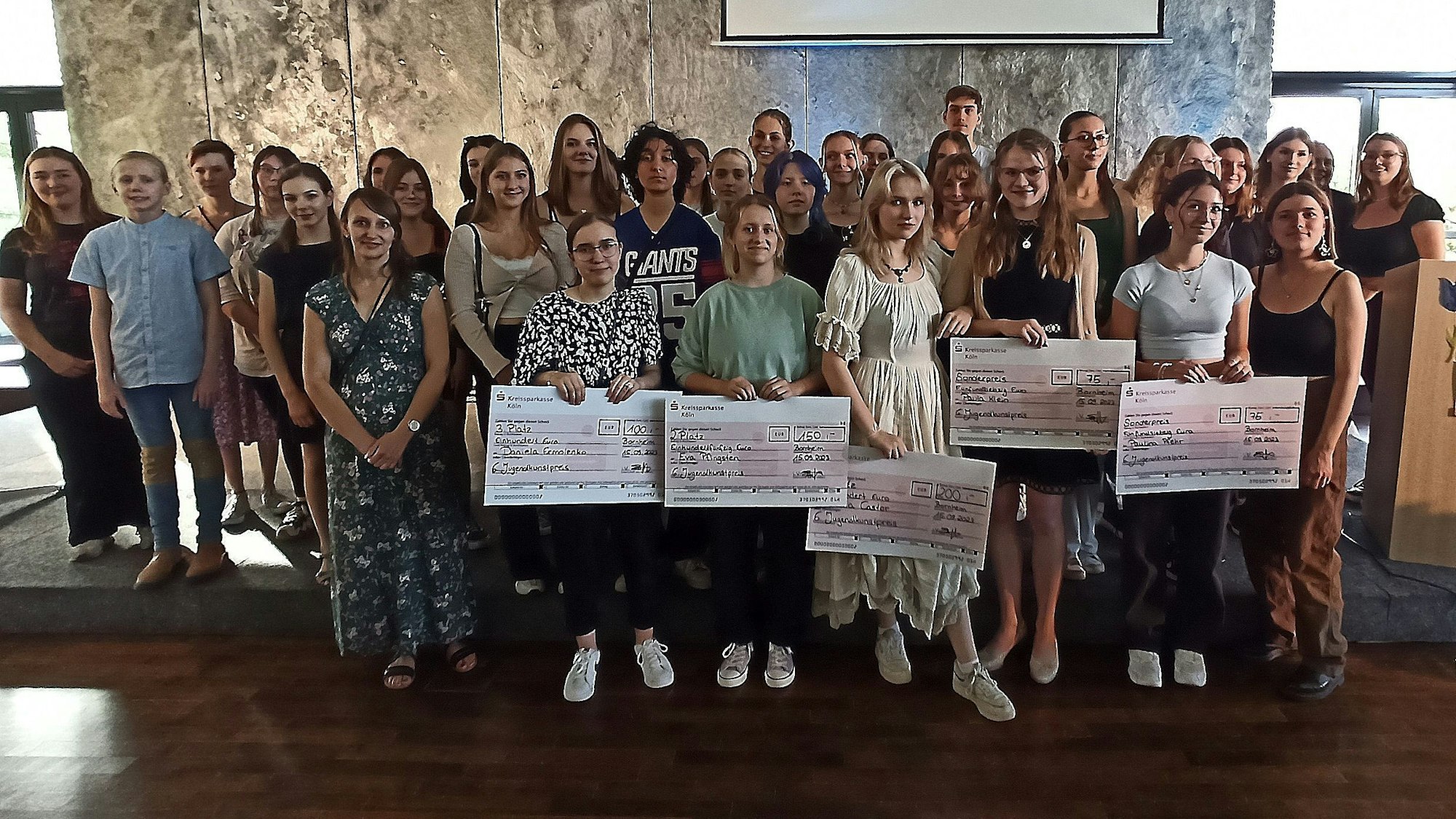Im Bornheimer Ratsaal wurde der diesjährige Jugendkunstpreis verliehen. Alle Teilnehmerinnen und Teilnehmer auf einen Blick. Der erste Preis ging an Alexia Castor (vorne 4. von rechts).