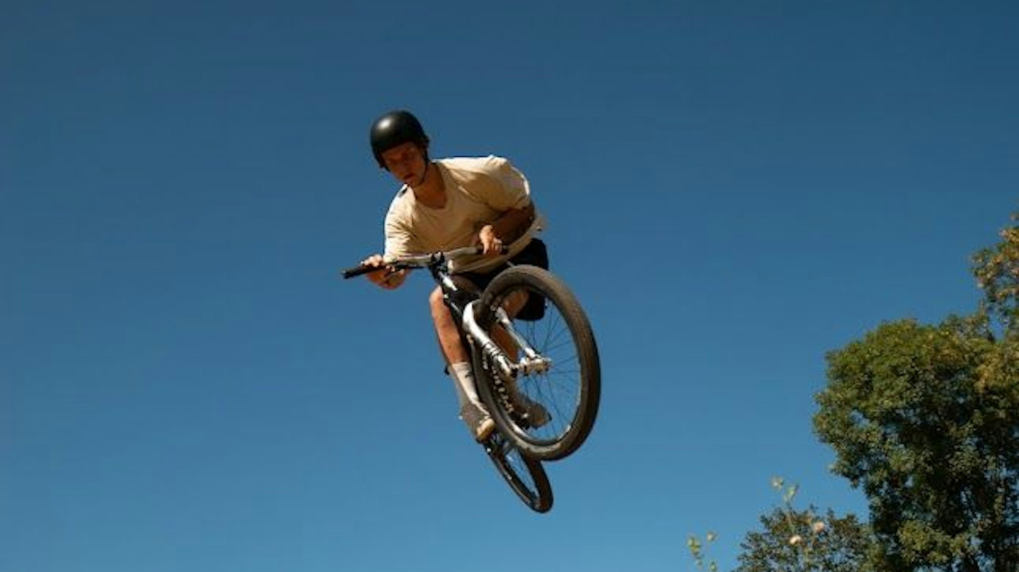 Ein BMX-Fahrer fliegt durch die Luft.
