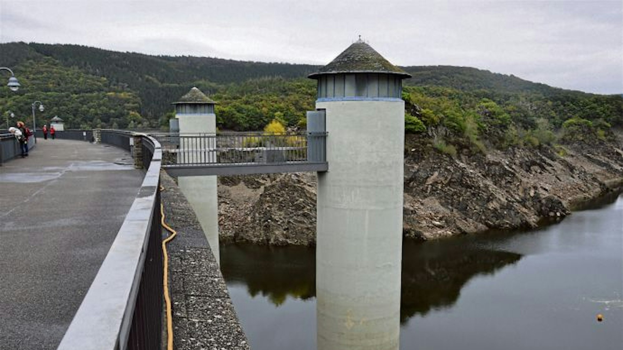 Zu sehen sind zwei Türme vor der Urftstaumauer.