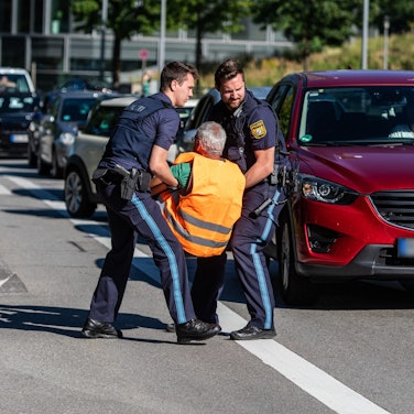 04.09.2023, Bayern, München: Polizeieinheiten entfernen Klimaaktivisten der ·Letzten Generation· von der Strasse. Die Teilnehmer waren Teil einer Straßenblockade, die sich gegen die IAA gerichtet hat. Die Aktion richtet sich gegen die IAA. Die Internationale Automobil-Ausstellung IAA MOBILITY 2023 findet in München von 05.-10. September statt. Foto: Christoph Schmidt/dpa +++ dpa-Bildfunk +++