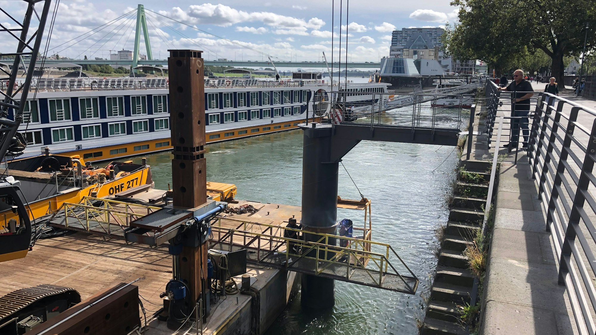 Blick auf die Baustelle der neuen Schiffsanleger am Rhein.